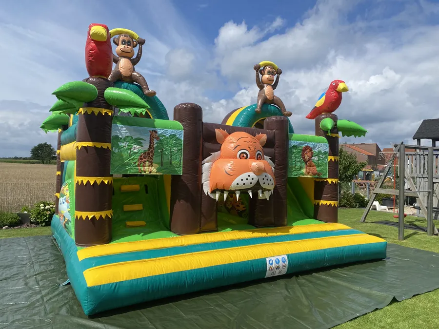 Dschungel-Hüpfburg mit Tigerkopf