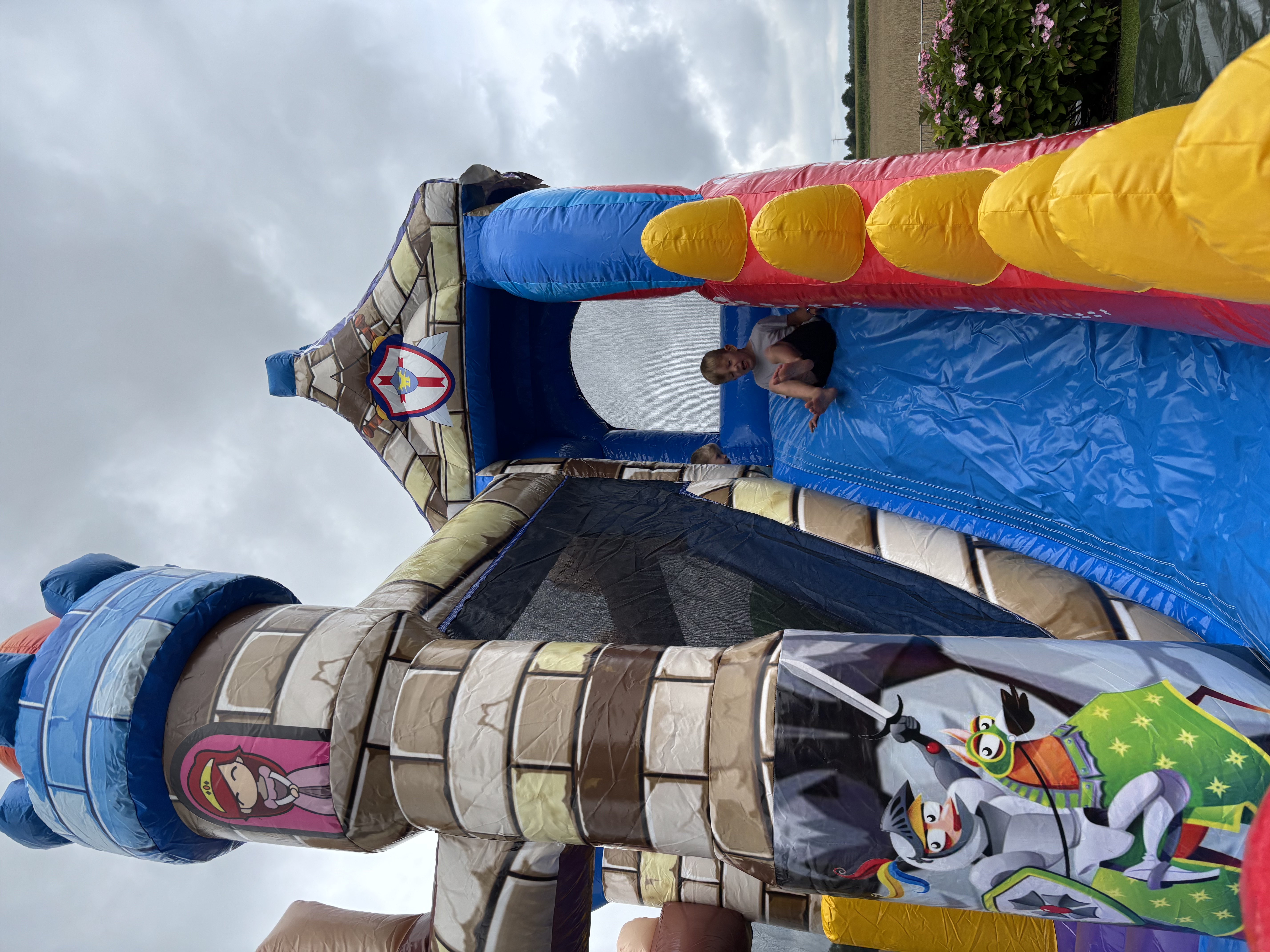 Ritterburg mit Drachenrutsche