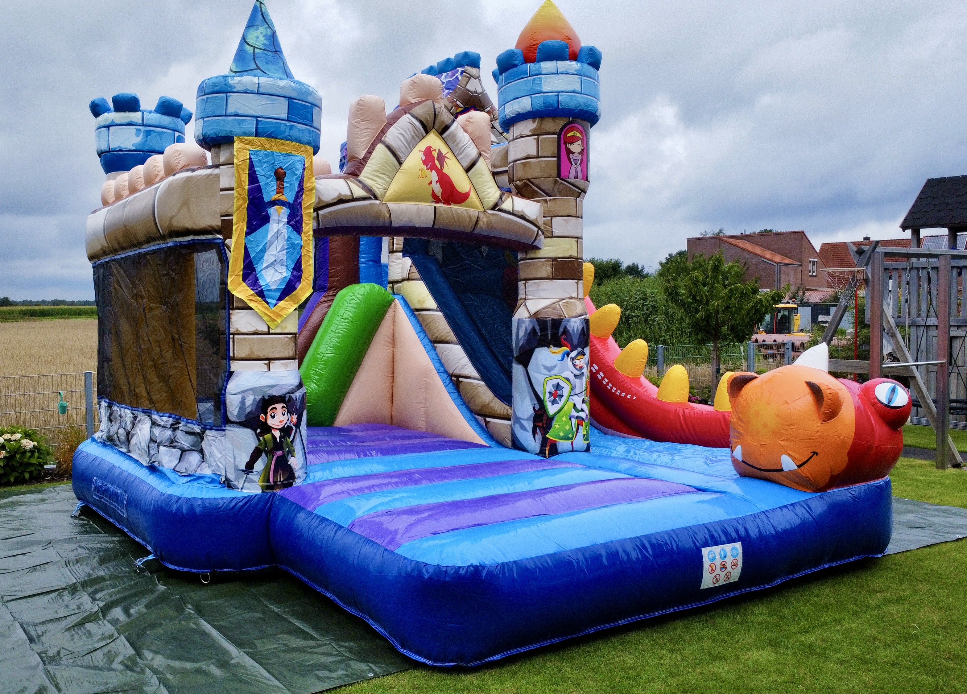 Ritterburg mit Drachenrutsche